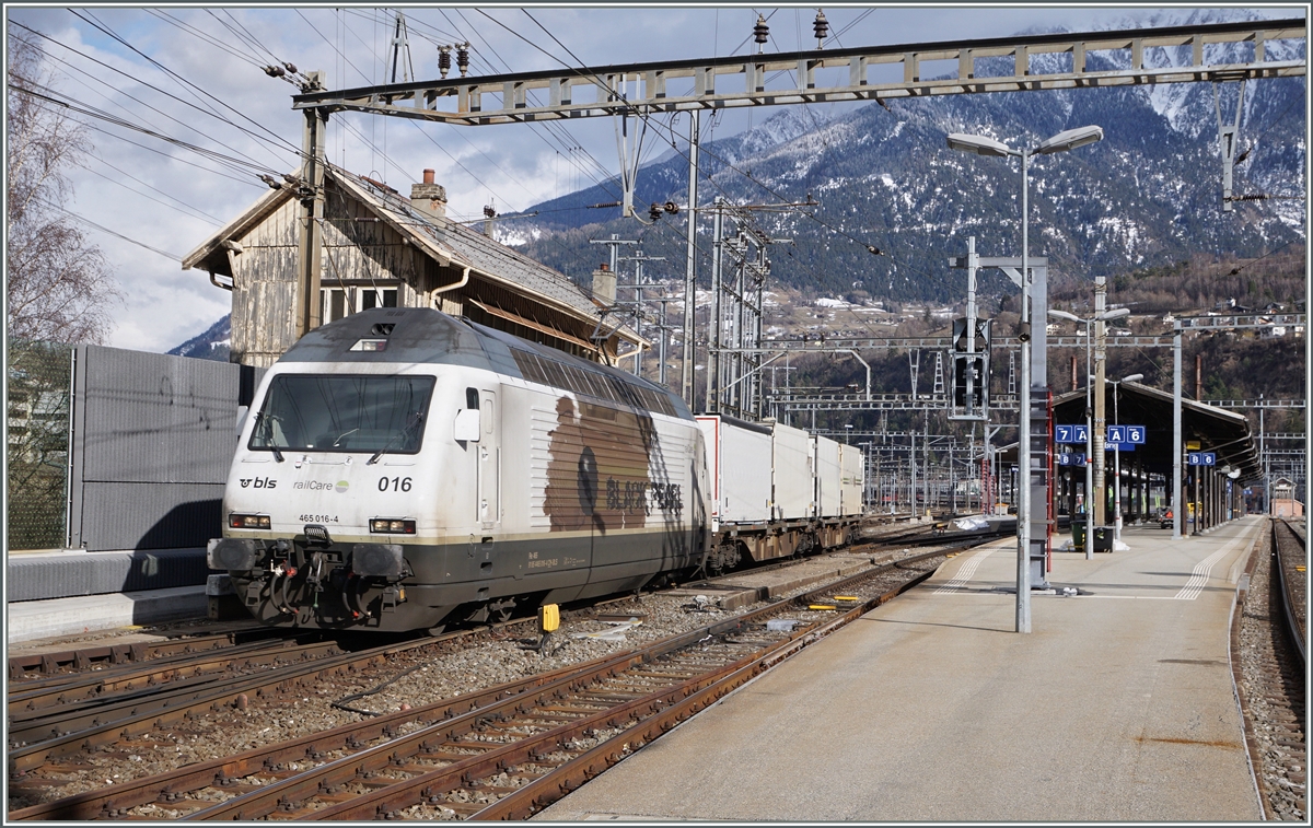 The BLS Re 460 016-4 Rail Care Black Pearl is leaving from Brig.
19.02.2016
