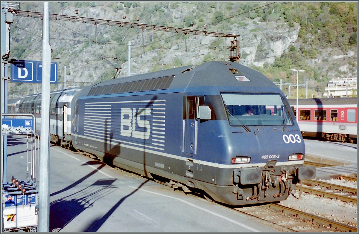 The BLS Re 465 003-2 with an EC to Milan in Brig.
Oct. 1995