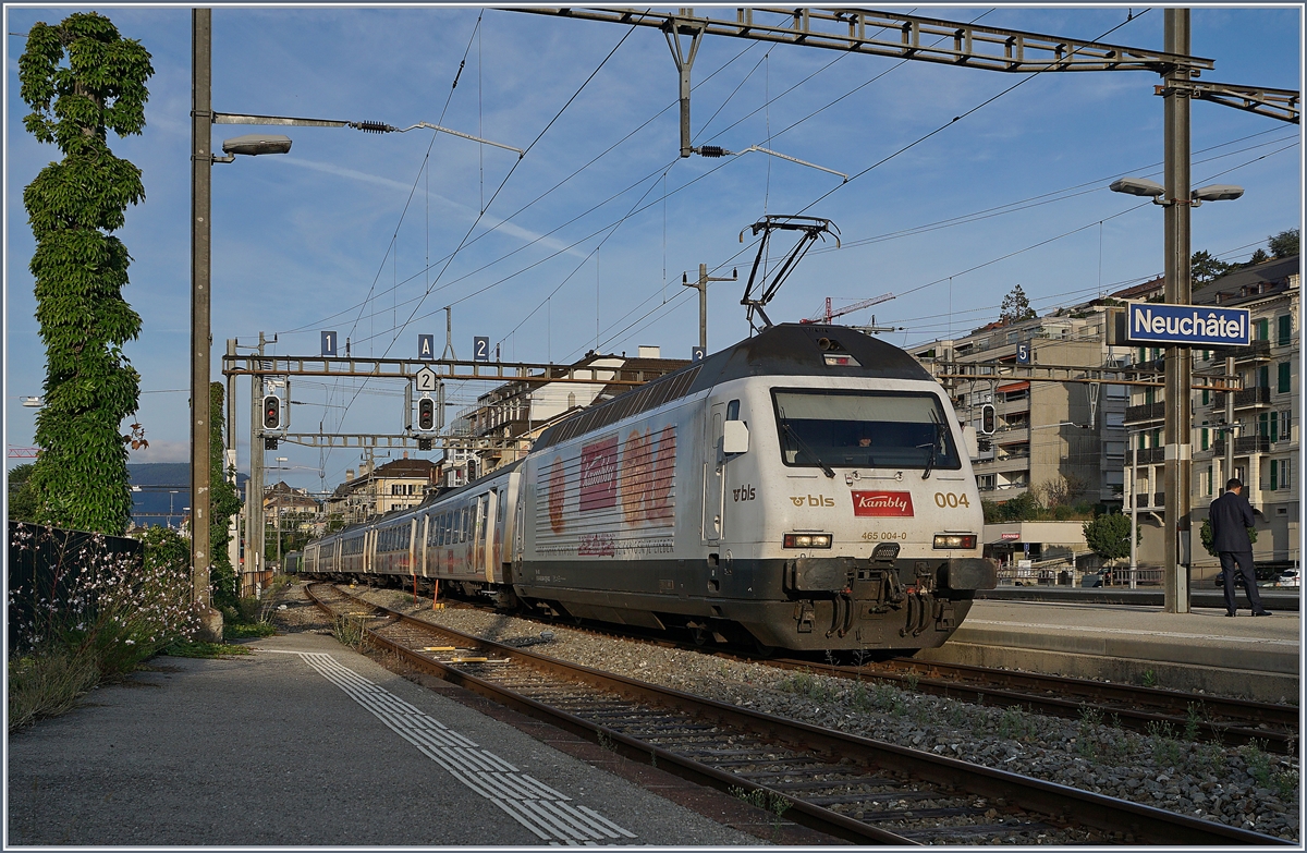 The BLS Re 465 004-0 with the Kambly advertising, which also included an entire EW III train! The SBB Re 460 021-9 also advertised for “Kambly” in the Emmental for many years. The BLS Re 465 reaches Neuchâtel train station with its RE from La Chaux-de-Fonds to Bern. August 13, 2019