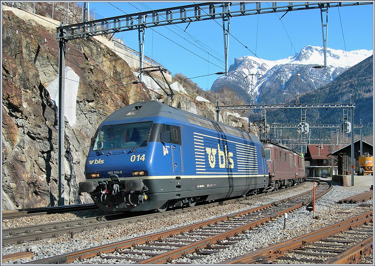 The BLS Re 465 014-9 and two BLS Re 4/4 in Lalden.
16.03.2007
