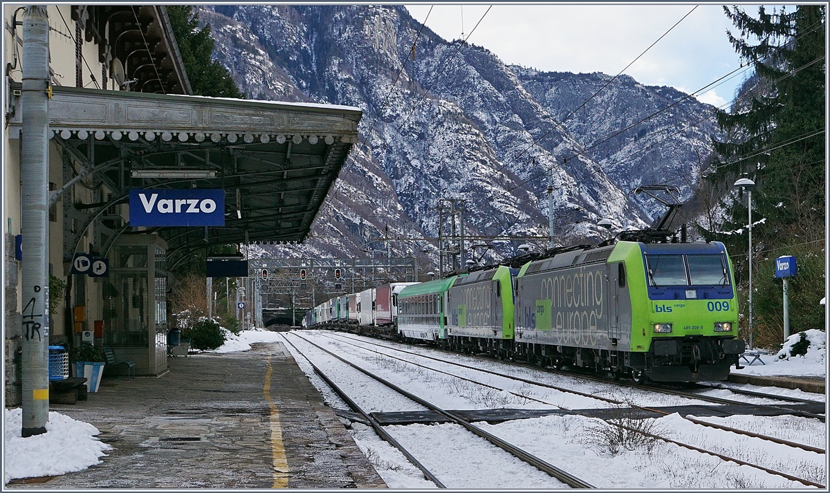The BLS Re 485 009 and an other one wiht a RoLa in Varzo.
14.01.2017