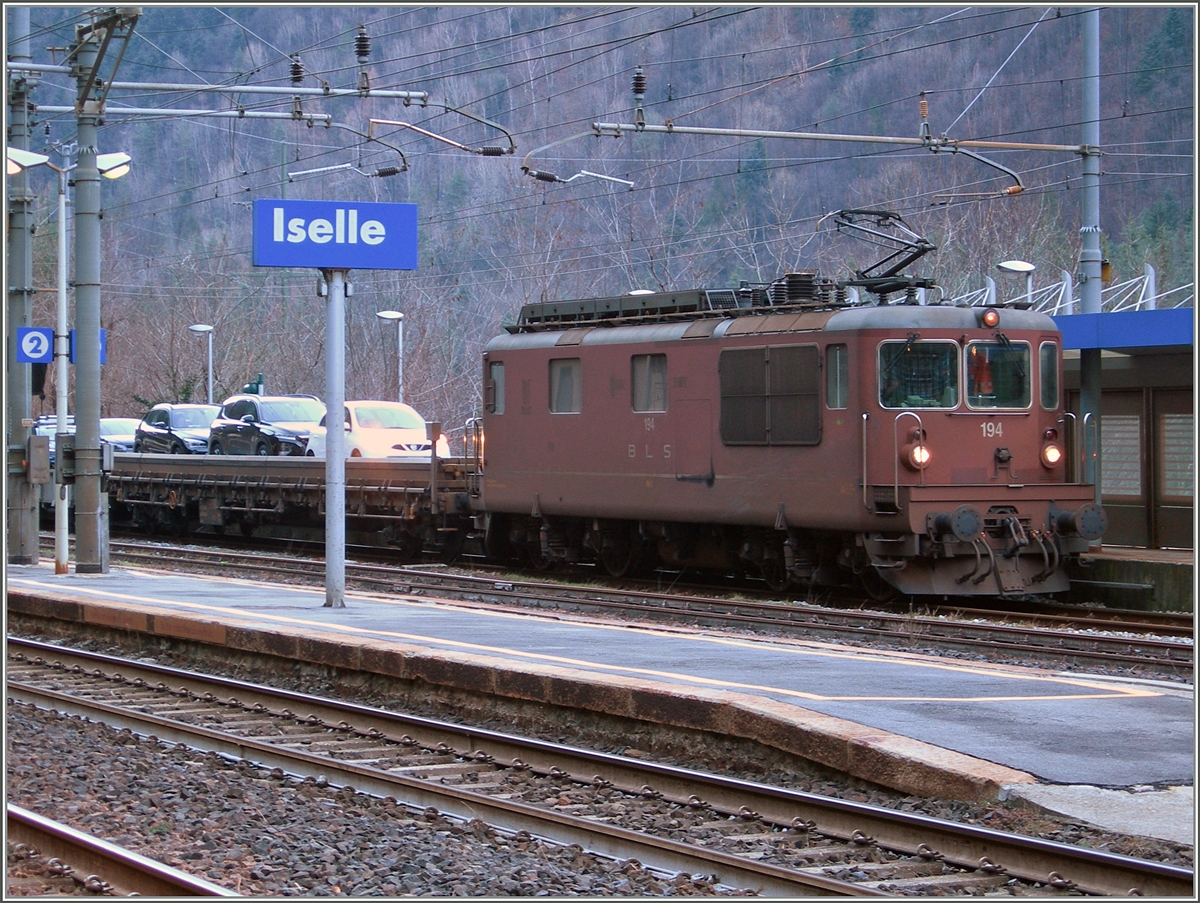 The BLSD Re 4/4 194 with his AT3 Service to Brig in Iselle. 

03.01.2024 