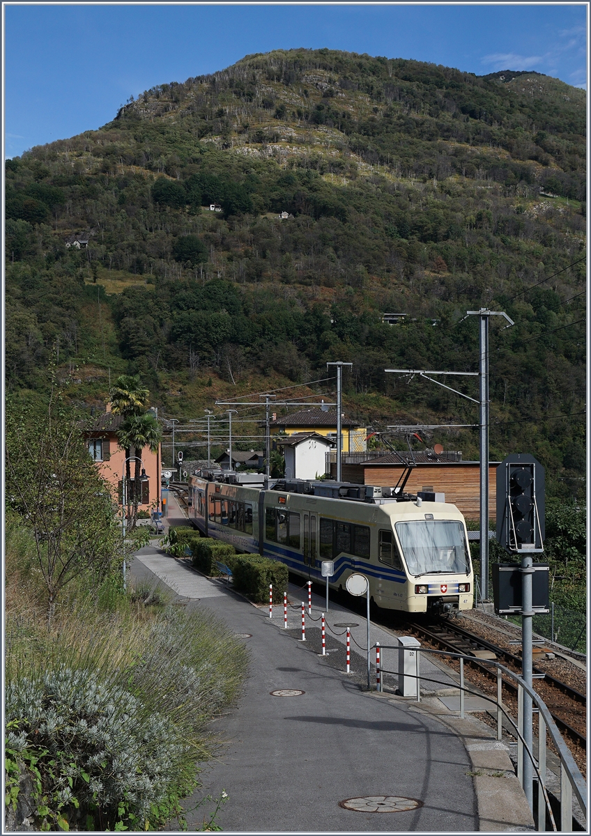 The Centovalli Express on the way to Domodssola in Intragna.
20.09.2016