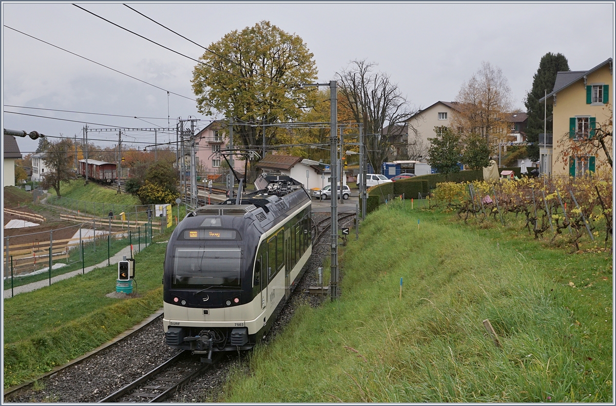 The CEV ABeh 2/6 7503 is arriving at St-Légier Gare.
11.11.2017