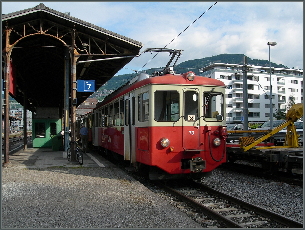 The CEV BDeh 2/4 73 comming from Blonay is arriving at Vevey.
01.07.2016