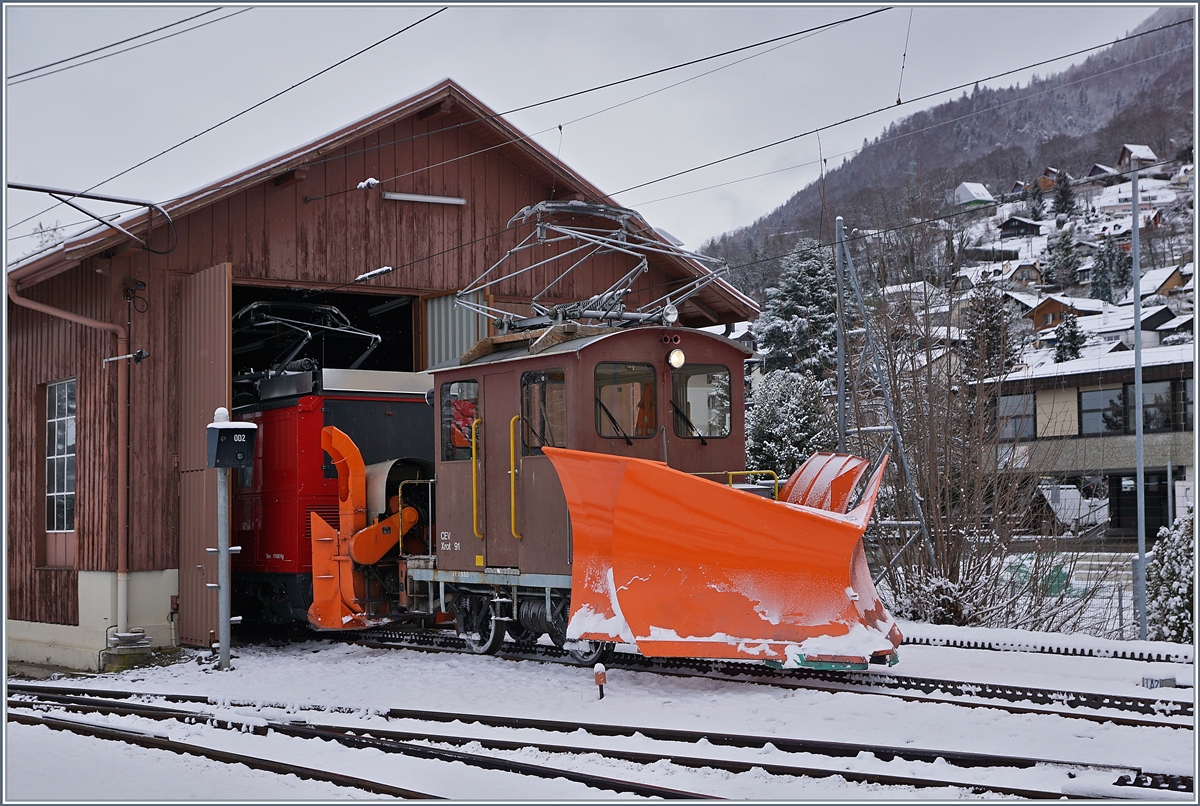 The CEV HGe 2/2 N° 1 and the Xrot 91 arrived in Blonay from Les Pleiades and quickly disappeared into the locomotive shed at Blonay station.

Jan 28, 2019