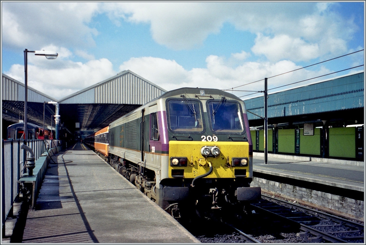 The CIE IR CC 201 is waiting to depart with its train in Dublin Connolly Station (Baile Átha Cliaht Stáisún Ui Chonghaile). The locomotive is shown in the  Enterprises  livery of the Dublin-Belfast service, but the locomotive is used freely throughout Ireland.

analogue picture from June 2001