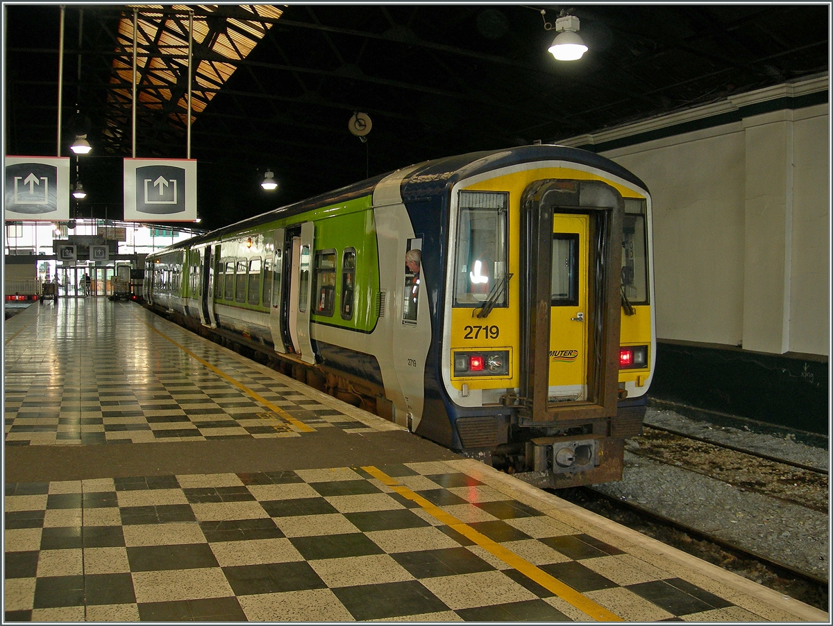 The Comuter diesel multiple unit 2719 in Limerick.
04.10.2006