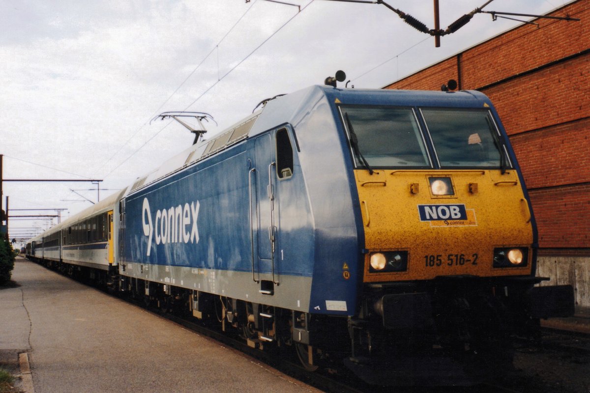 The Connex replacement for the bankrupt FLEX: 185 516 stands with a Hamburg-bound FLEX mark.II at Padborg on 21 May 2004.