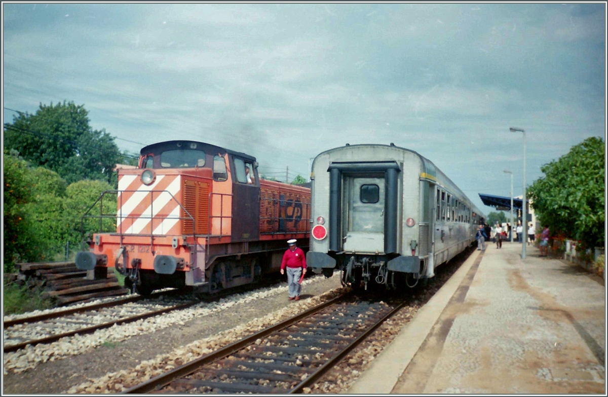 The CP 1212 with his local train from Vila Real to Lagos and the IR 2872 to Lisboa in Alcantrilha.
Mai 1993