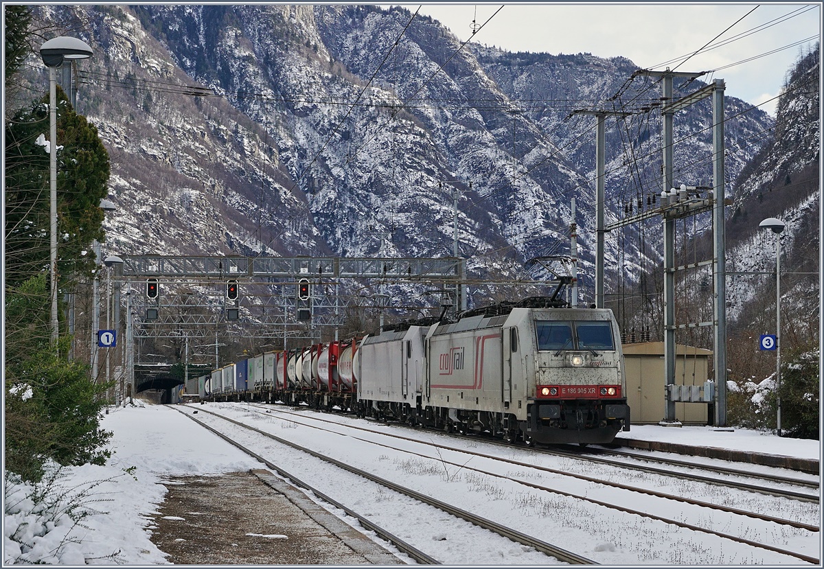 The Crossrail E 186 905 XR and an other one wiht a Cargo Train in Varzo.
14.01.2017