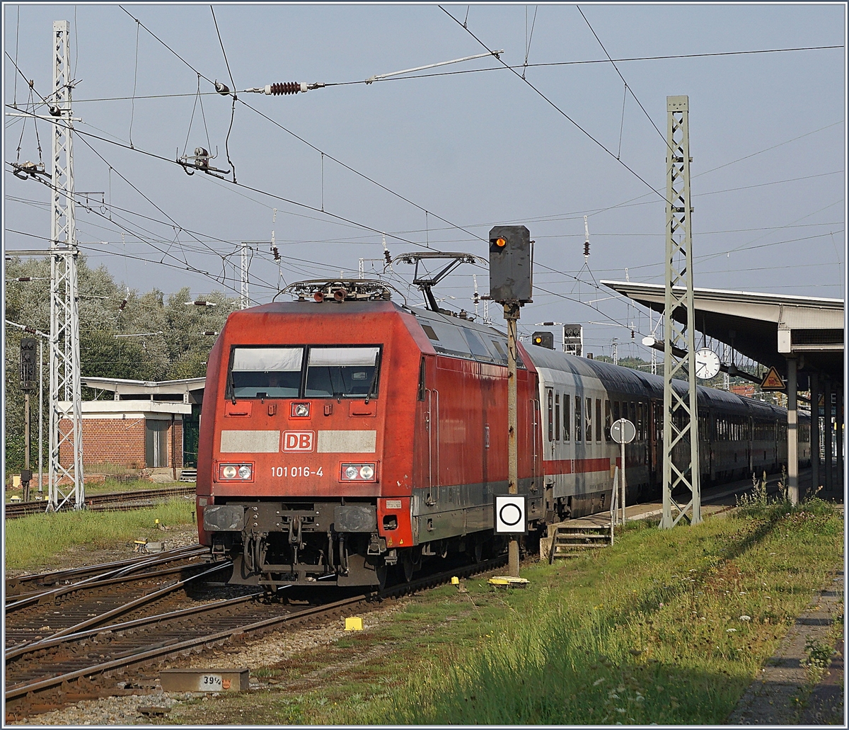 The DB 101 016-4 with his IC in Rostock.
30.09.2017