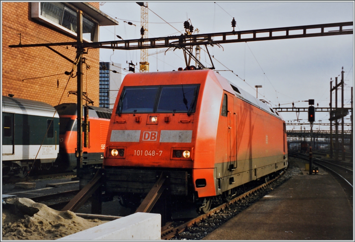 The DB 101 048-7 in the Basel SBB Station. 

Analog pictures from the Fev. 1998