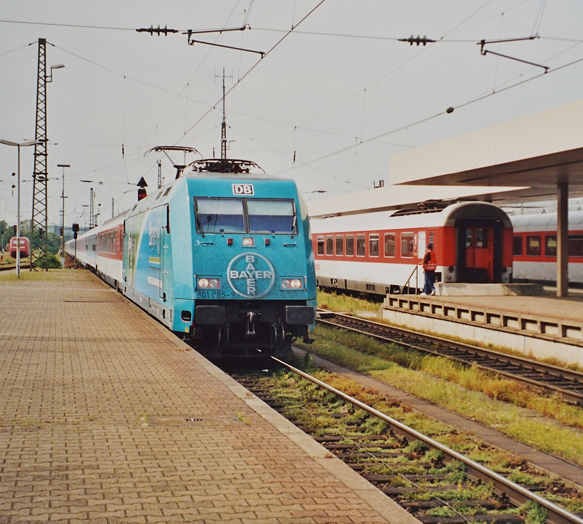 The DB 101 085-9 wiht his IC  Lötschberg  to Brig is arriving at Basel Bad Bf. 

analog picture from the mars 1995
