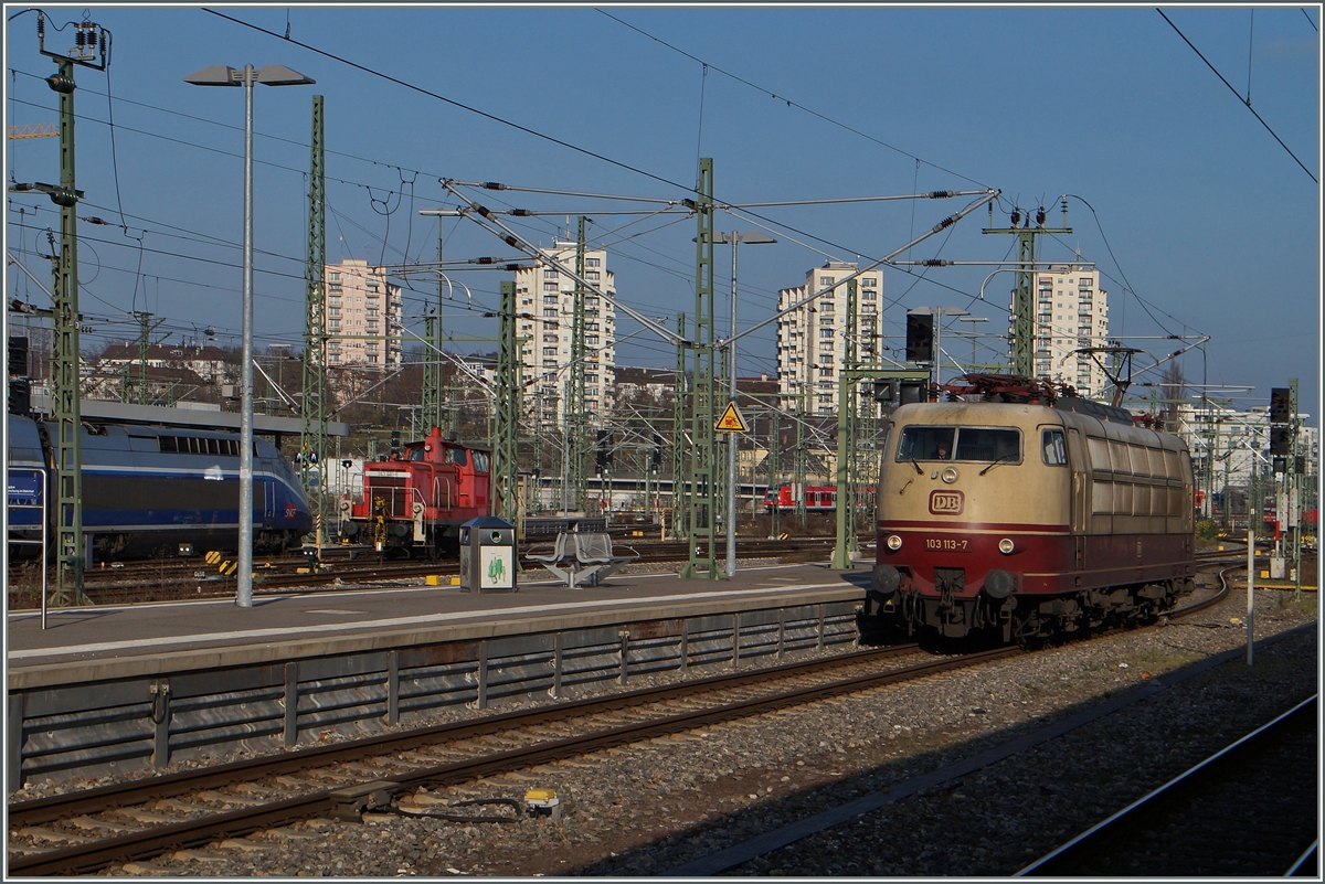 The DB 103 113-7 in Stuttgart. 
28.11.2014