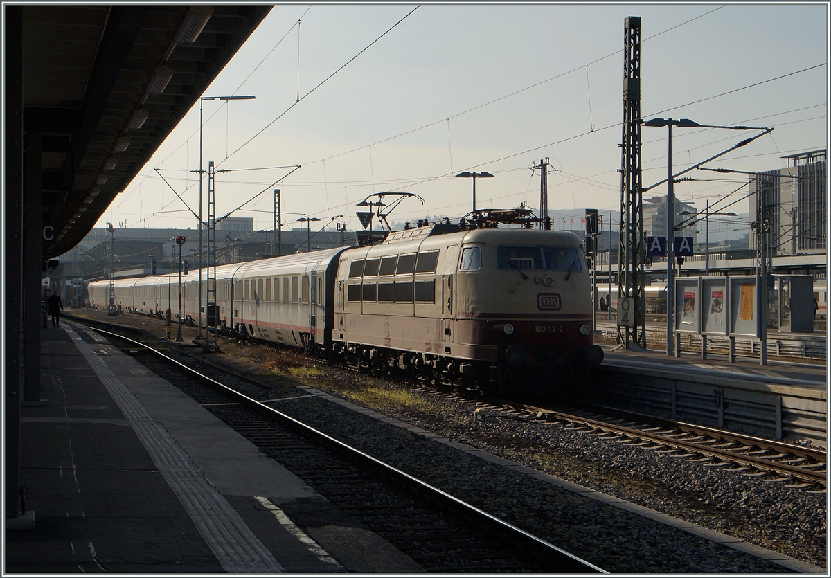 The DB 103 113-7 wiht the IC 119 Münster - Innsbruck in the Stuttgart Main Station.
28.11.2014