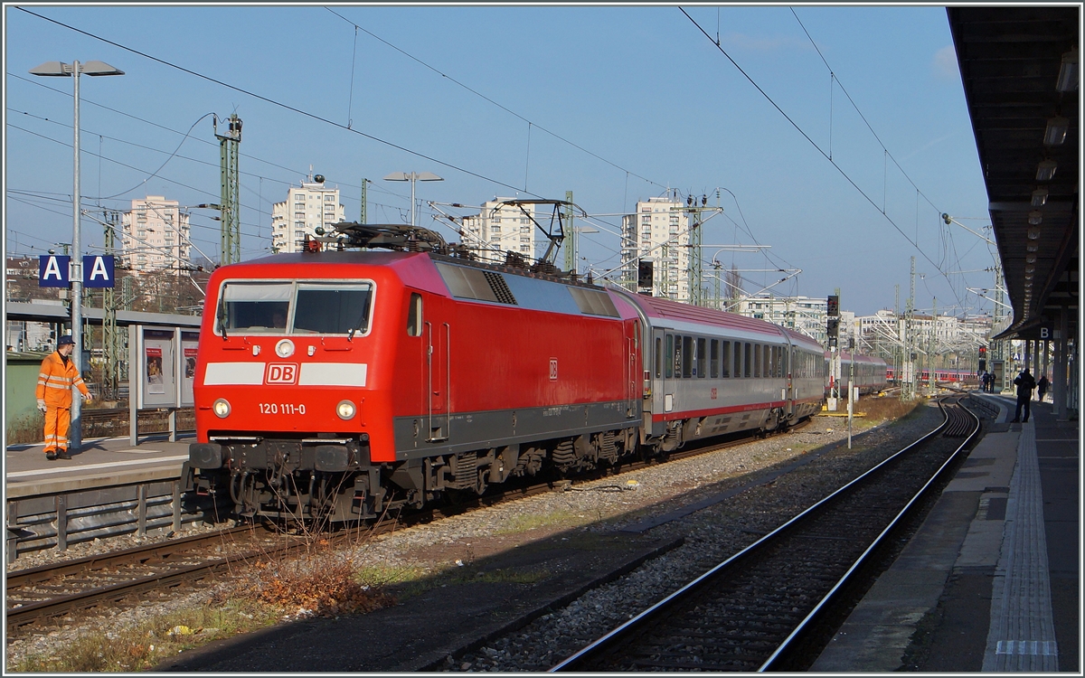 The DB 120 111-0 is arriving wiht the IC from Münster to Innsbruck in the Stuttgart Main Station.
28.11.2014