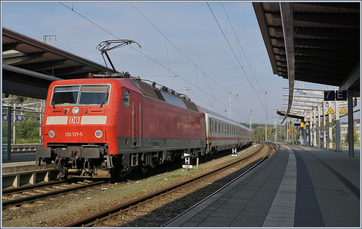The DB 120 137-5 with an IC in Rostock.
30.09.2017