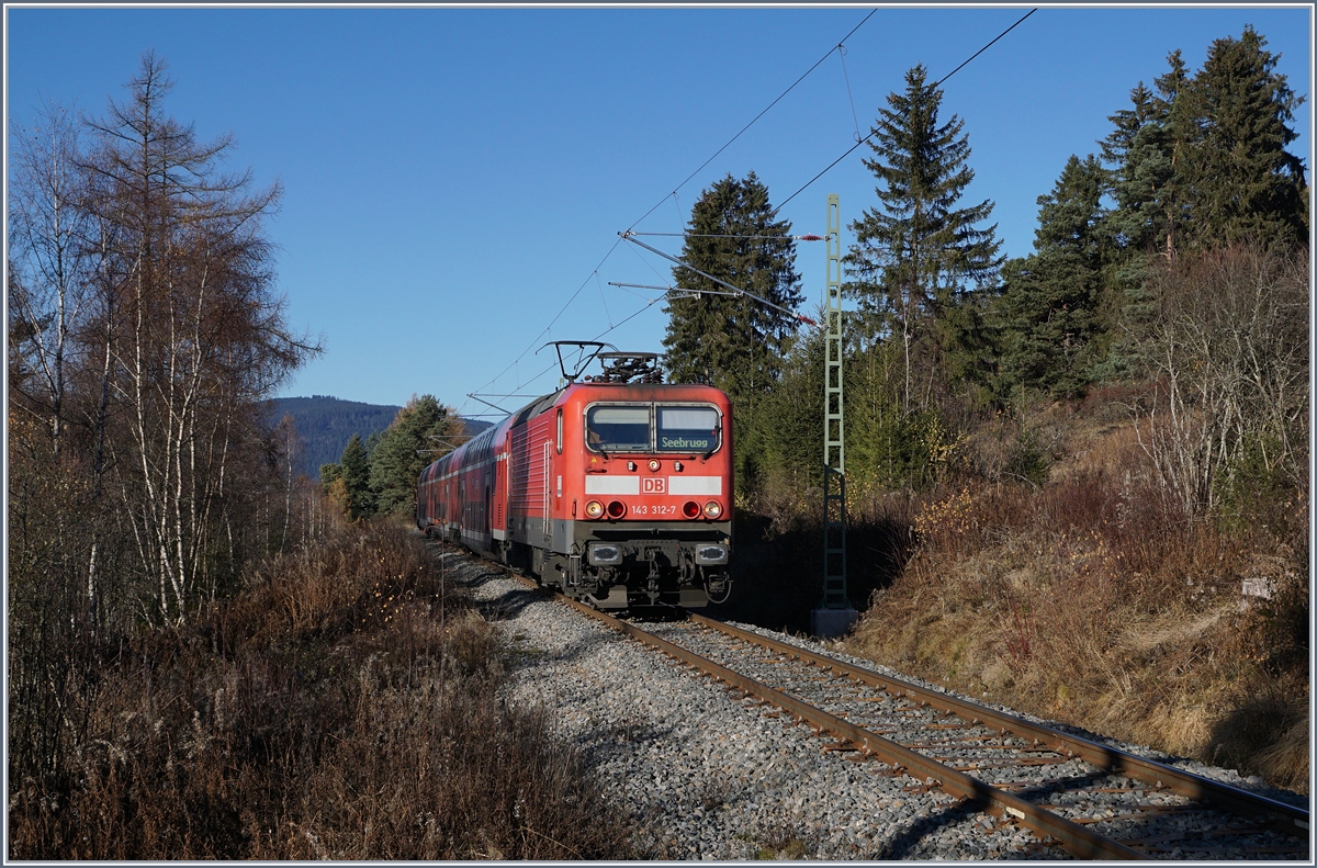 The DB 143 312-7 with a local train by Schluchsee.
29.11.2016