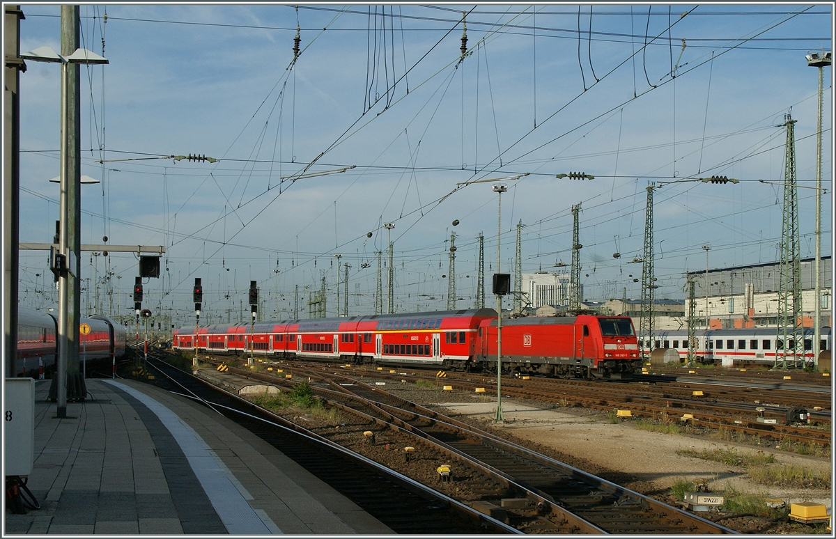 The DB 146 243-1 with a RE is arriving at the Main Station of Frankfurt (Main). 
16.09.2012
