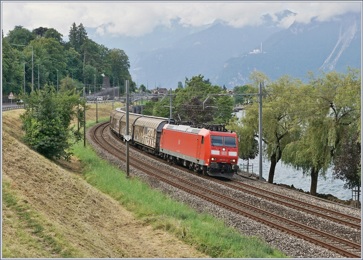 The DB 185 111-2 wiht the Novelis-Cargo Train from Sierre to Göttigen by Villeneuve. 

24.07.2020
