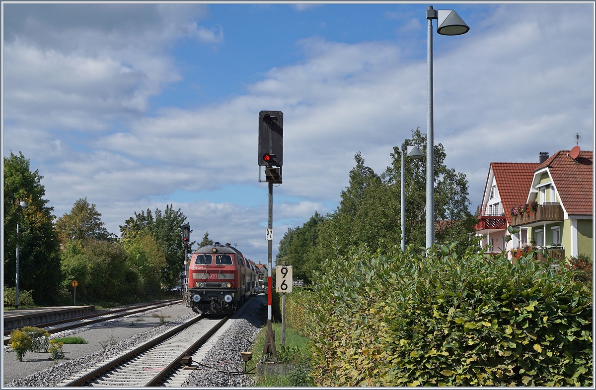The DB 218 435-6 on the way to Lindau is arriving at Langenargen.
24.09.2018