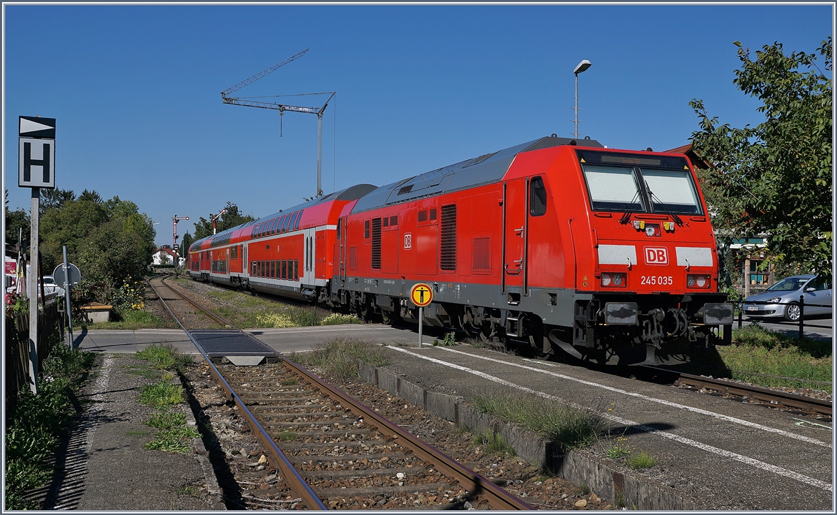 The DB 245 035 with a IRE to Laupheim West in Nonnenhorn.

25. Sept. 2018