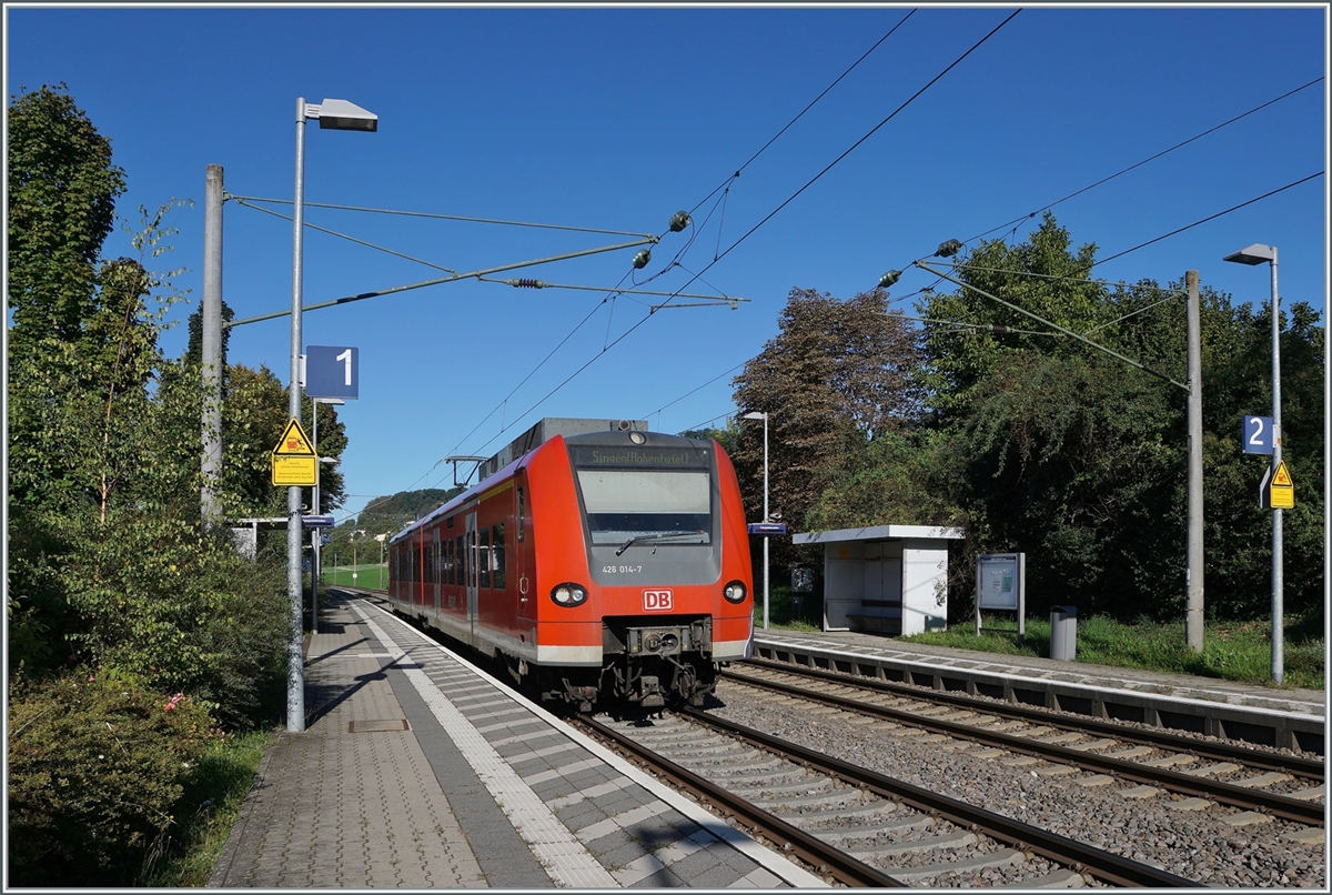 The DB 426 014-7 as RB on the journey from Signne to Schaffhausen stopping in Bietingen.
Sept. 19, 2022