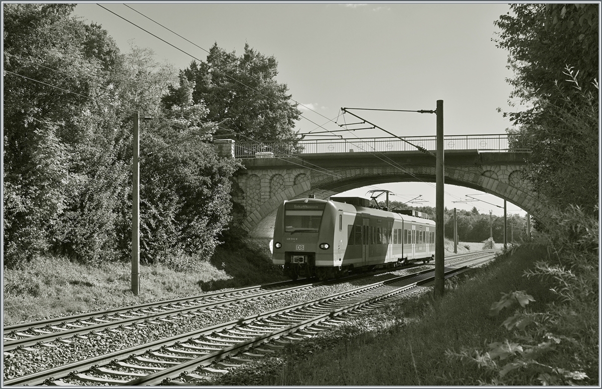 The DB 426 514-6 traveling as a regional train from Singen to Schaffhausen reaches the Bietingen stop.

Sept. 19, 2022