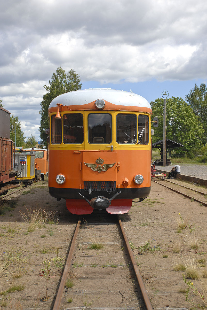 The diesel multiple unit YBO5p 888 on narrow gauge at the railway station in Virserum. In swedish the vehicle was called the »Date box« as dates in Sweden used to be soled in boxes with a front that wasn't flat. Date: 18. July 2017.