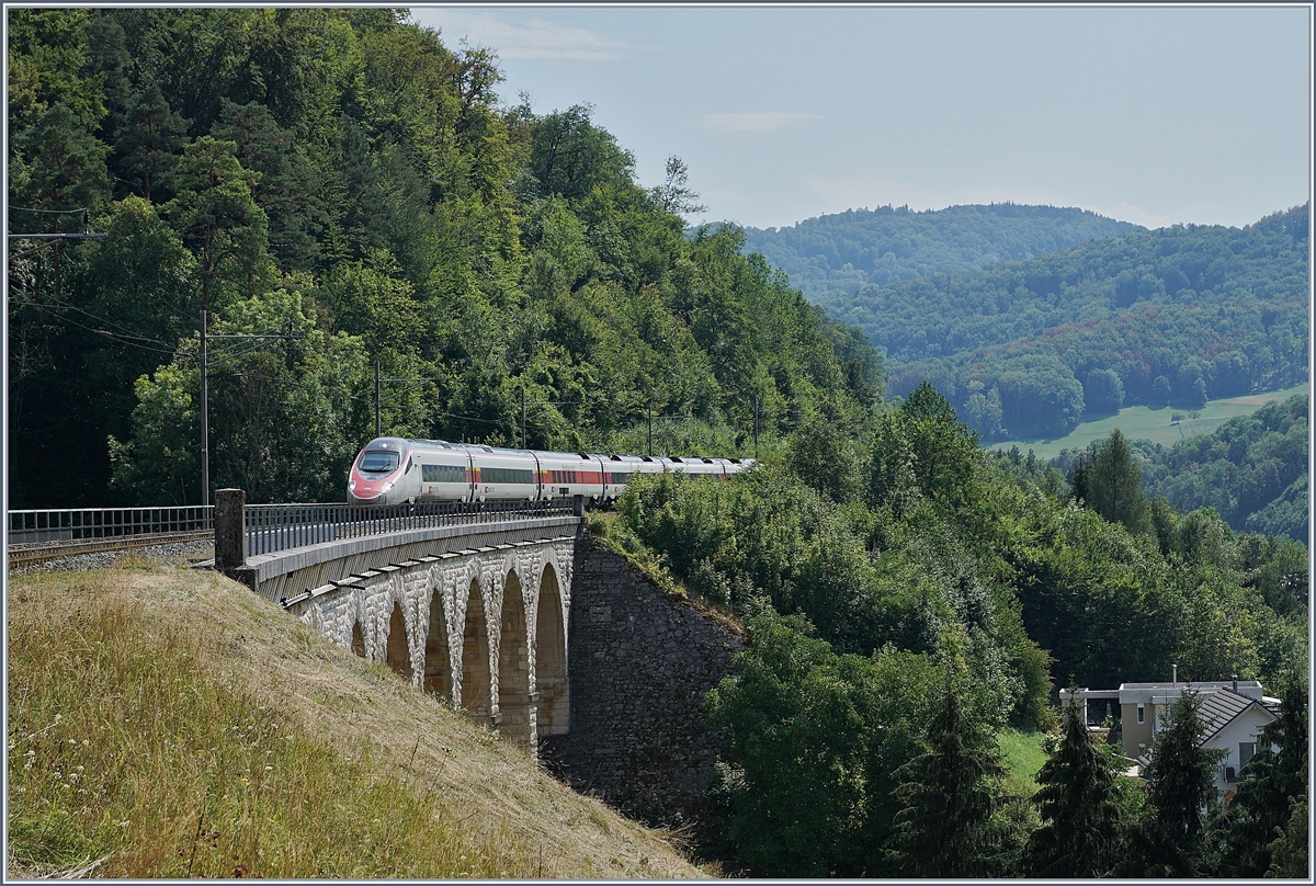 The EC 52 from Milano to Frankfurt on the Rümlinger Viadukt (Alte Hauenstein Line).
07.08.2018