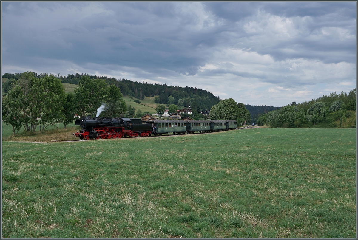 The (ex) DR 52 8163-9 by the Coni'Fer wiht his service from Fontaine Ronde to Les Hôpitaux Neufs by Le Touillon, Km SBB 58 / km PLM 476. 

15.07.2023