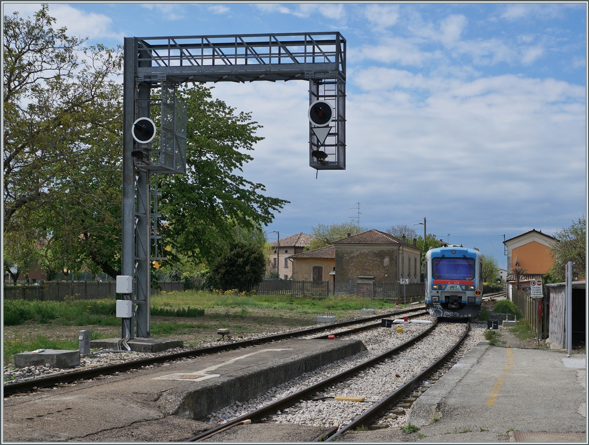 The (ex FER) Aln 668 078 from Parma to Suzzara is arriving at the Brescello Viadana Station. 

17.04.2023
