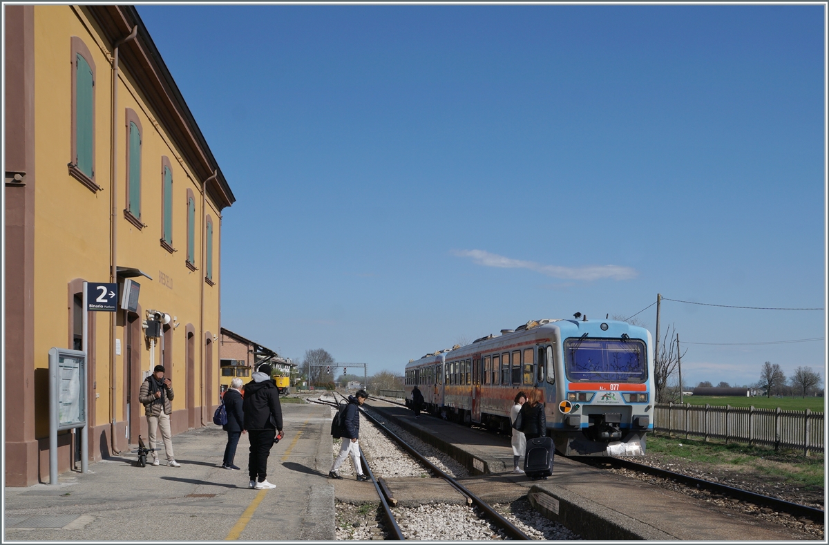 The FER Aln 078 and 077 on the way from Suzzara to Para are arriving at the Brescello Viadana Station. 

15.03.2023