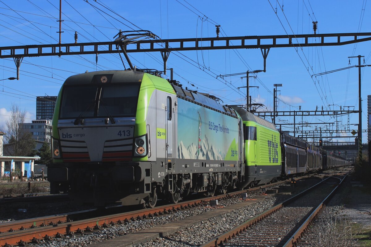 The first of three sightings of BLS cargo 475 413 within an hour at Pratteln: here she hauls an automotive train through Pratteln toward Muttenz yard. AFter having delivered this train there, she and the 465 will return to Pratteln te be stabled or for some loco driving practices.