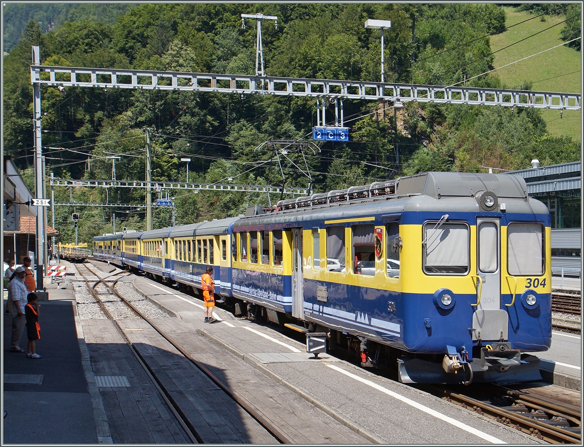 The first part of the train to Interlaken is arrived at Zweilütschinen and is waiting of the second part from Lauterebrunnen.
07.08.2015