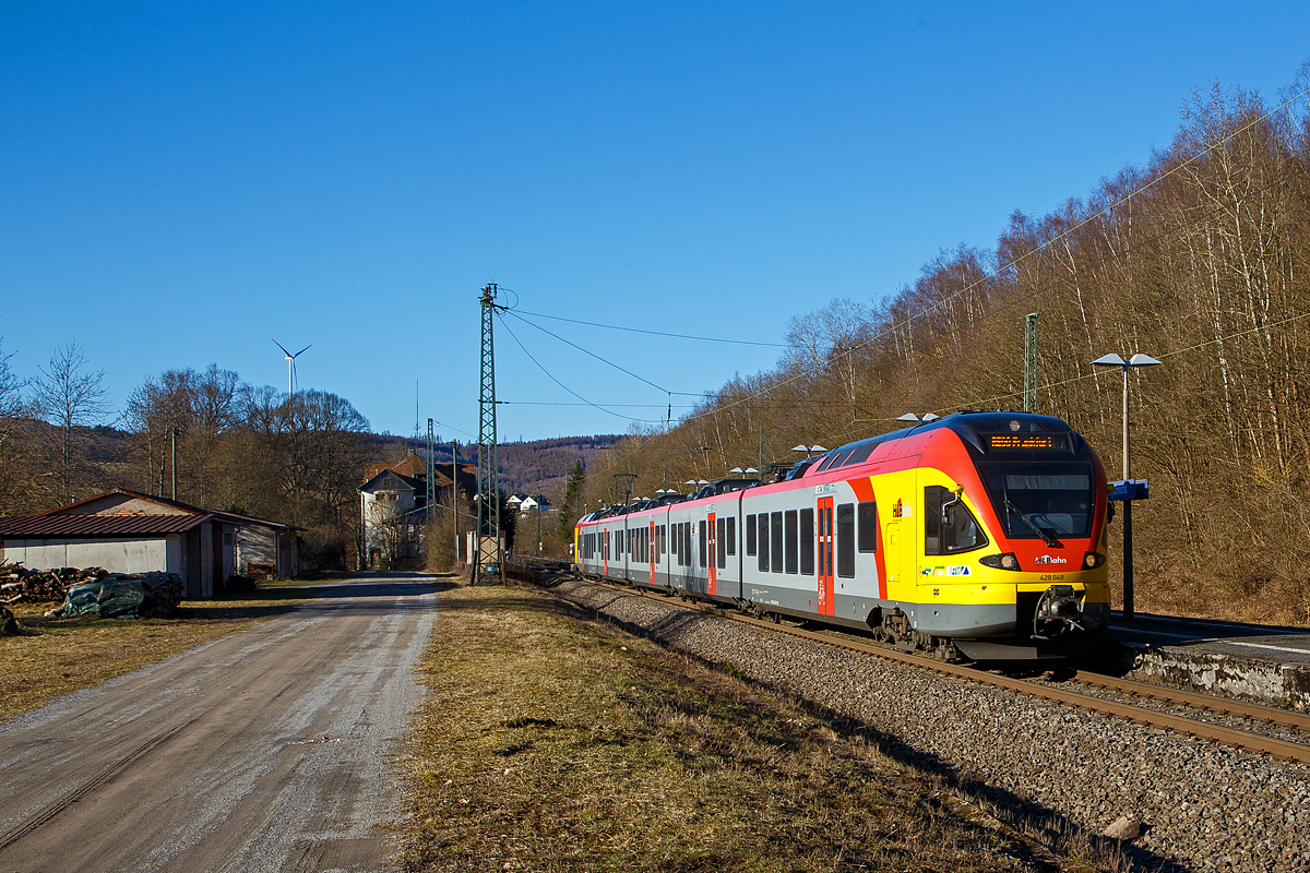 The Flirt 429 049 / 429 549 of the HLB (Hessischen Landesbahn) drives through the station Dillbrecht (01.03.2021), as RE 99  Main-Sieg-Express  (Siegen  - Gießen - Frankfurt).