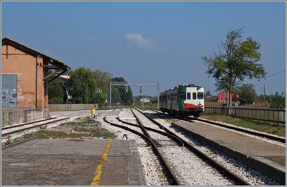 The FRE Aln 668 1015 and a Ln are arriving at Brecello.
22.09.2014