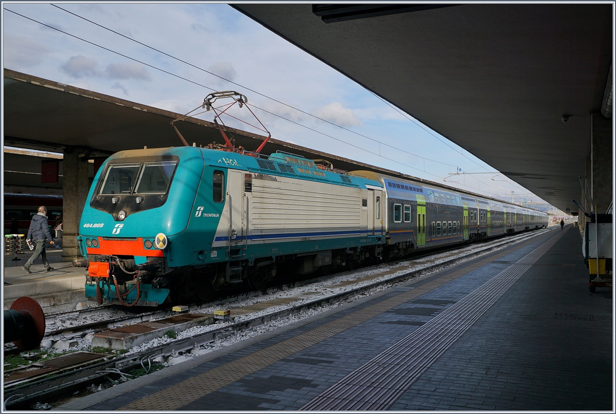The FS 464.668 with a local train service in Firenze SMN.
14.11.2017