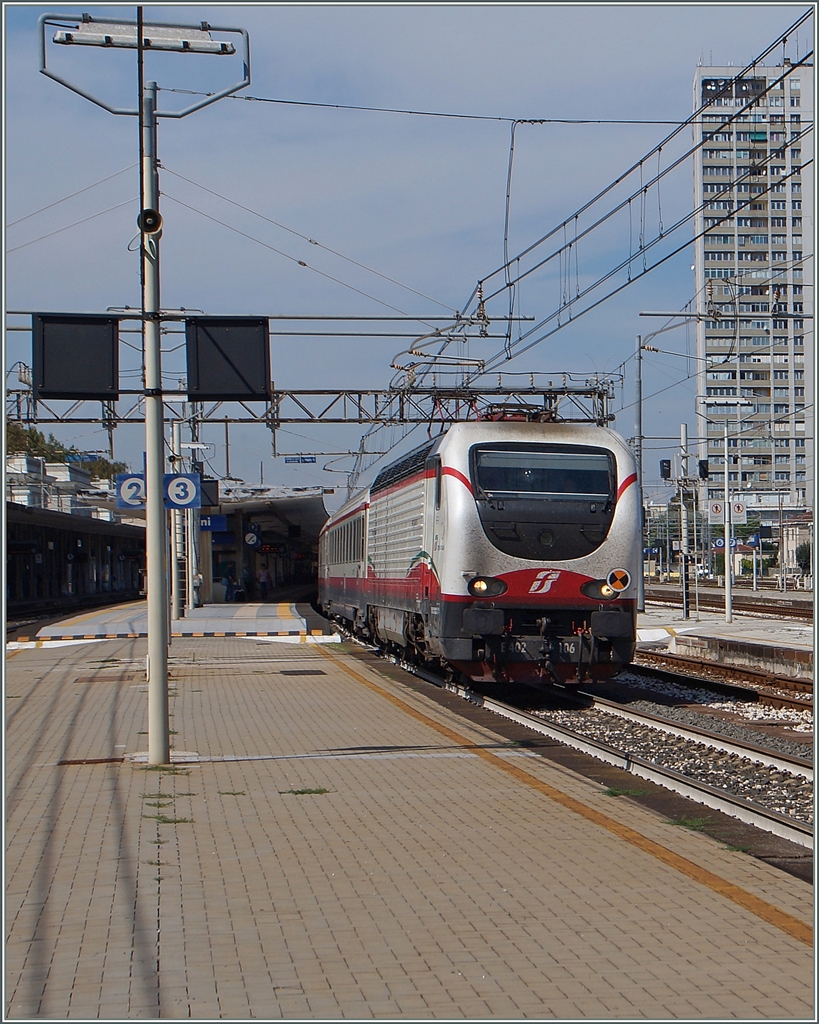 The FS E 402 106 with the FB 9807 in Rimini.
16.09.2014