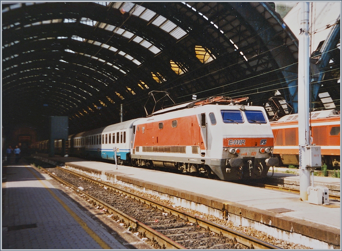 The FS E 444 029 with an IC in Milano Centrale.

28.06.1997