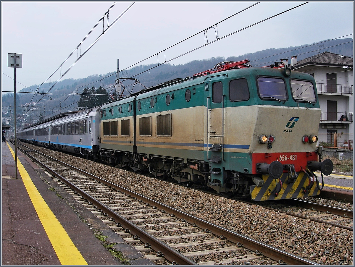 The FS E 656 481 with an CIS (Cisaloino) EC in Stresa.
06.02.2007
