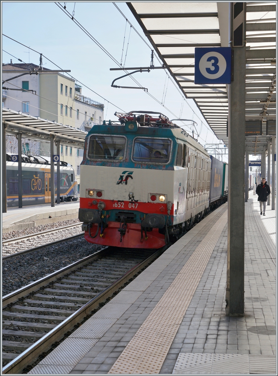 The FS Mercitalia (Mercitalia Rail S.r.l) E 652 047 with a Cargo Service in Parma. 

16.03.2023