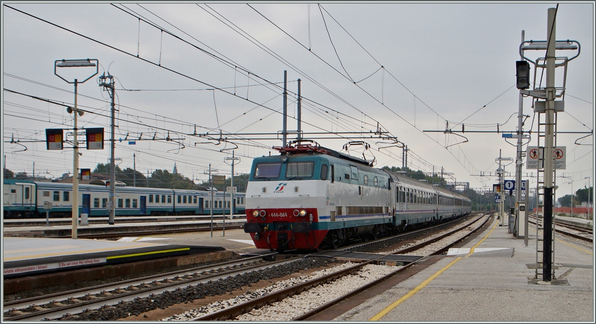 The FS Treniatlia E 444 064 wiht an IC to Bologna in Rimini.

19.09.2014