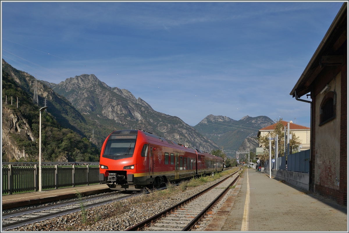 The FS Trenitalia BUM BTR 813 001 reaches the Pont S.Martin station as RV VdA 2718 from Aosta to Torino Porta Nuova. After its stop in Pont S.Martin and the subsequent journey, the Trenitalia BUM BTR 813 001 will soon leave the Aosta Valley and reach Piedmont, where the next stop will be Ivrea. From there it continues to Torino with 3000 V direct current. October 12, 2023