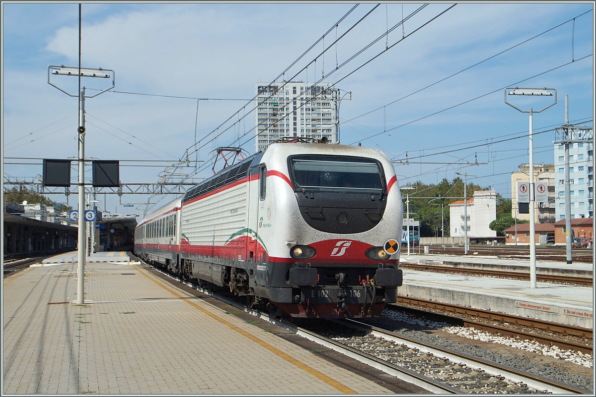 The FS Trenitalia E 402 106 with a Frecciabianca in Rimini.
16.09.2014