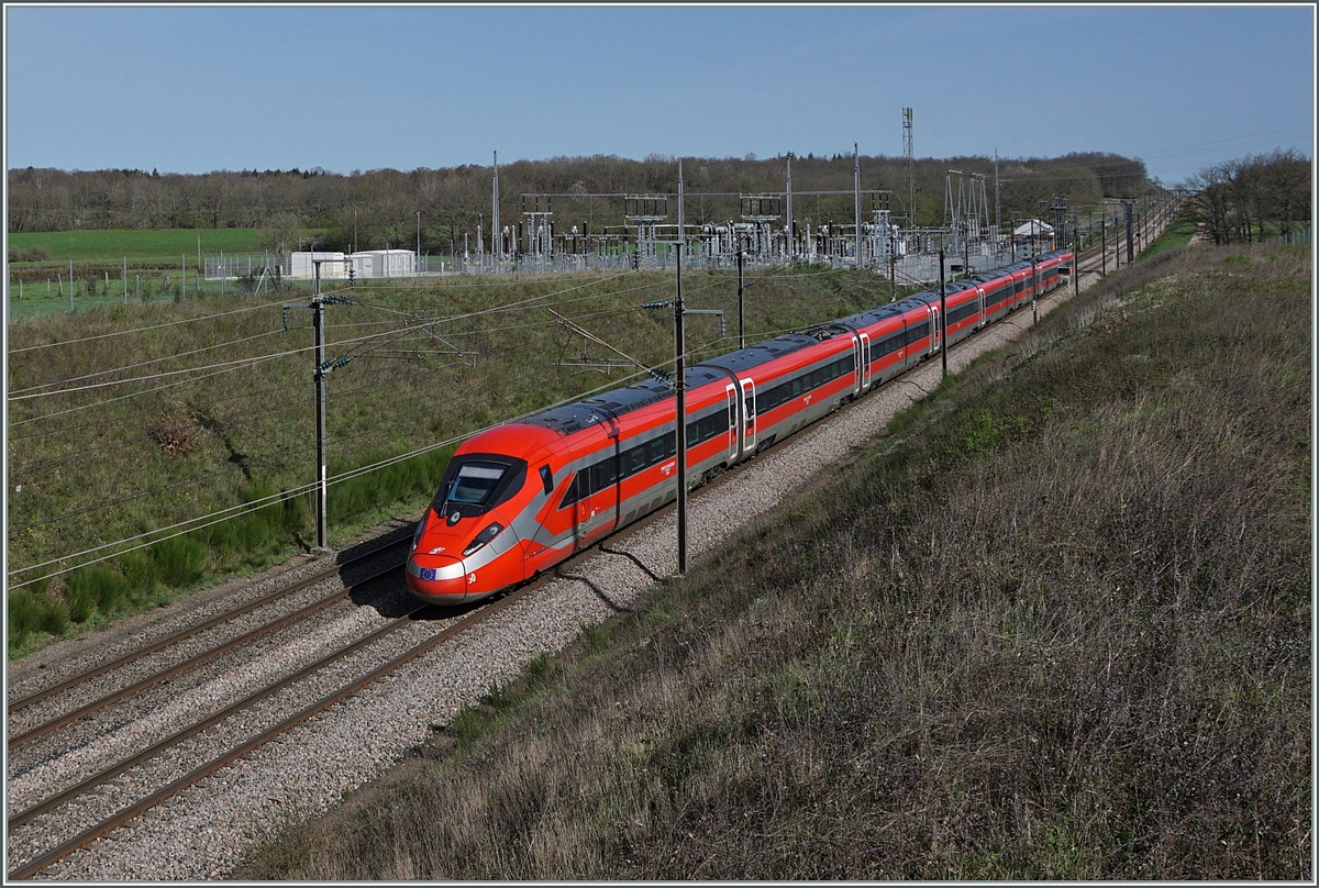 The FS Trenitalia ETR 400 050 by Sainte Émiland on the Hihspeed line is the Frecciarossa service FR 6647 from Paris Gare de Lyon to Lyon Perrache. 

6. April 2024

