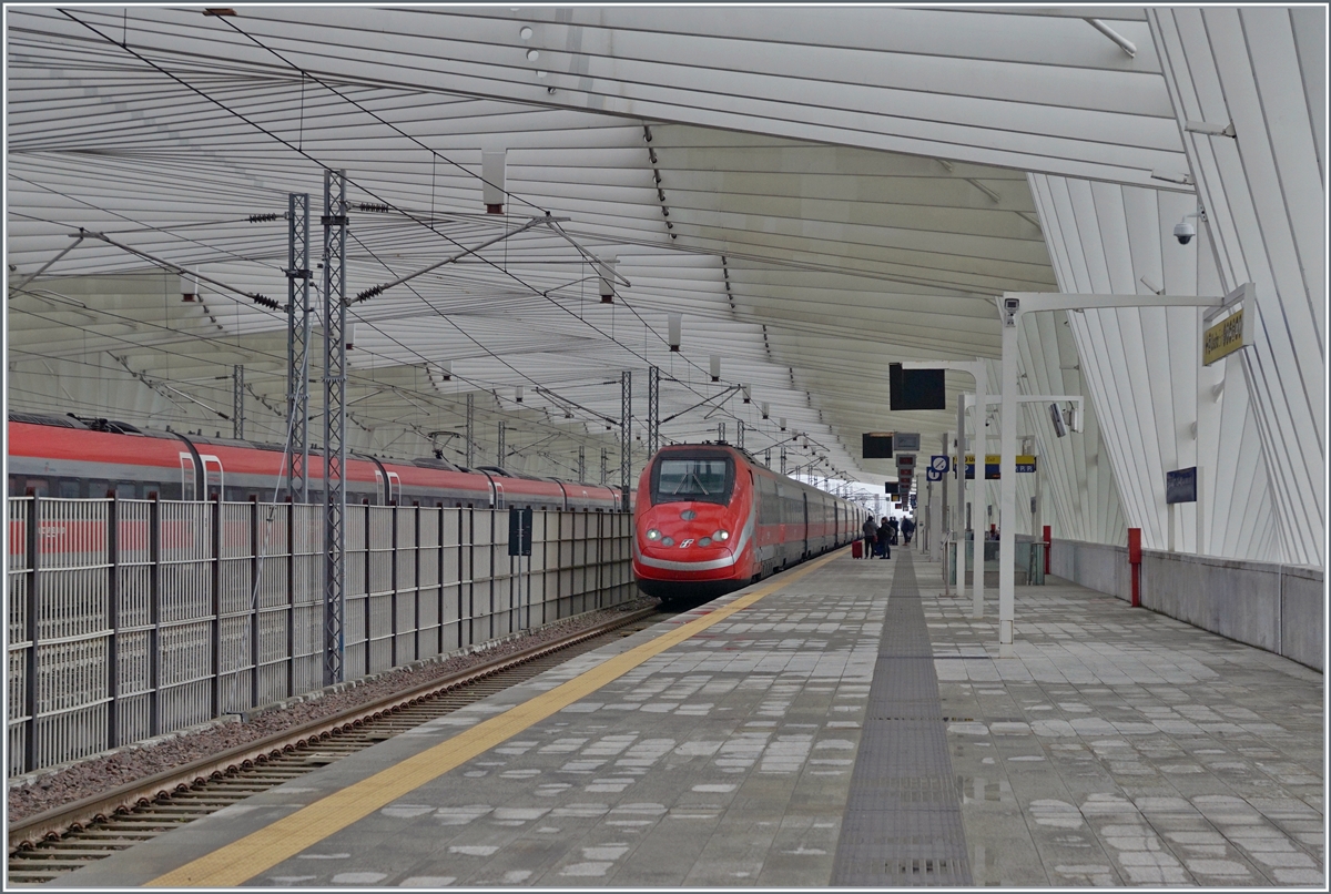 The FS Trenitalia ETR 500 037 makes a stop in the beautiful Reggio Emilias AV Station. This station was creadet by Santiago Calatrava.

14.03.2023