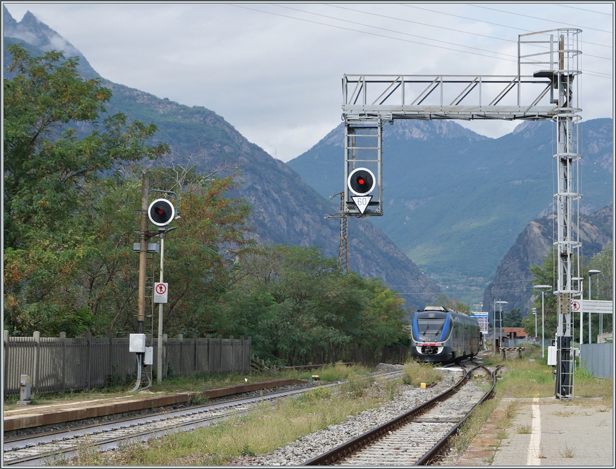 The FS Trenitalia MD 502 056 (95 83 4502 056-3) on the journey from Ivrea to Aosta has left the Pont S. Martin station and is now traveling further north through the Aosta Valley.

Sept. 17, 2023