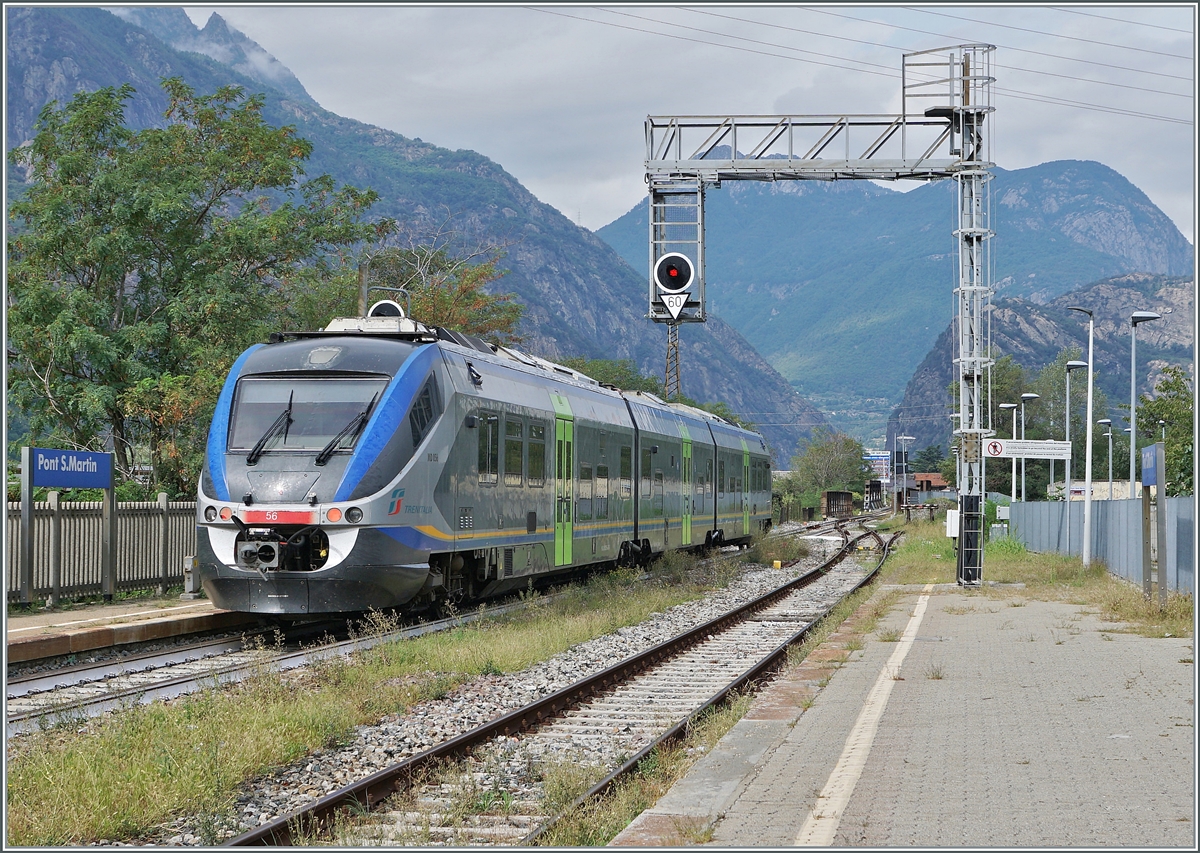 The FS Trenitalia MD 502 056 (95 83 4502 056-3) on the journey from Ivrea to Aosta leaves the Pont S. Martin station.

Sept. 17, 2023